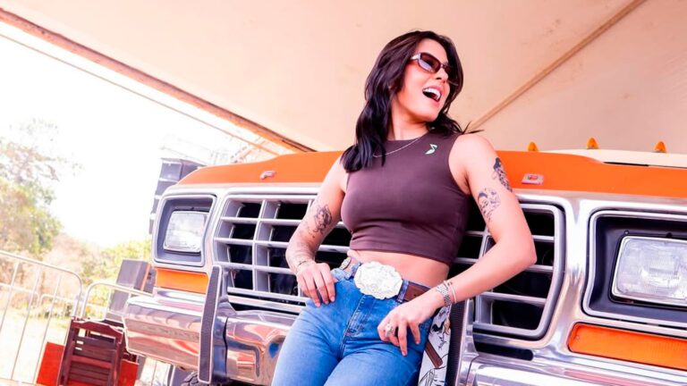 Em Barretos Ana Castela é presenteada com Ford F-150 Custom